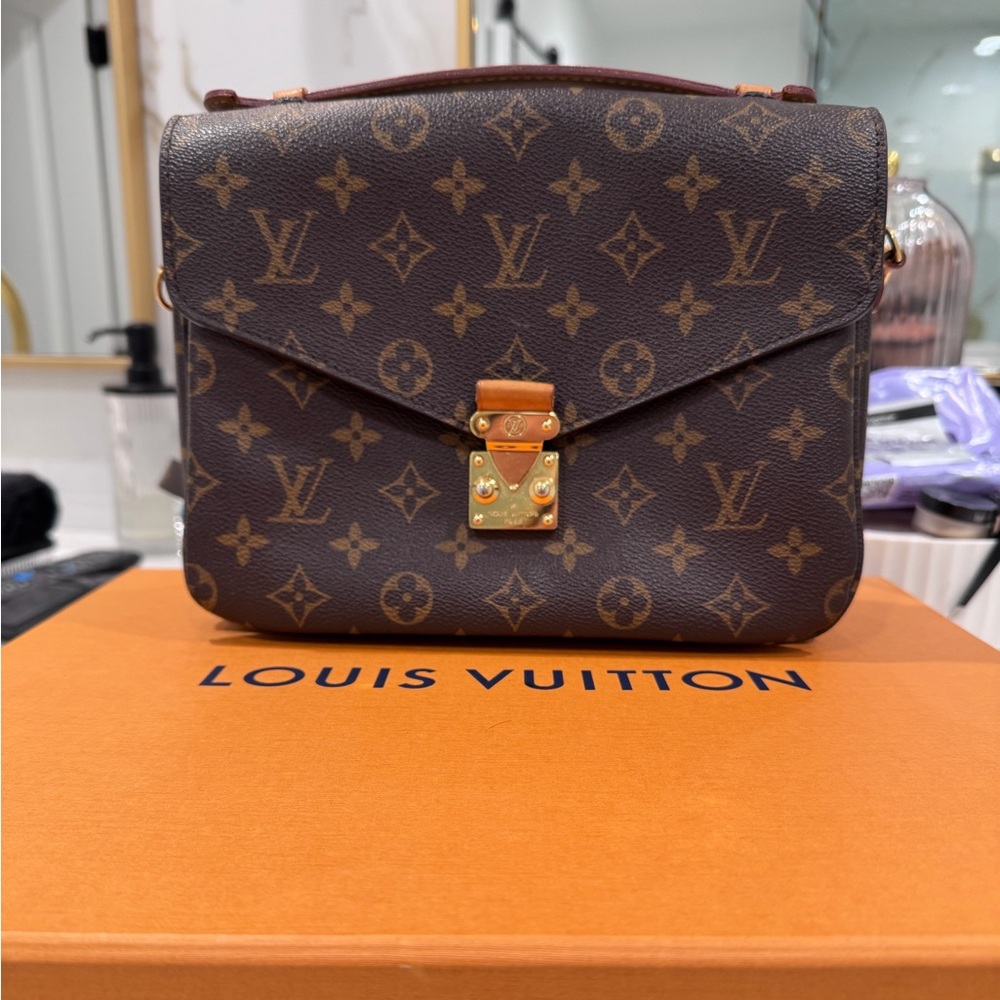Louis Vuitton Pochette Métis Monogram Canvas Bag